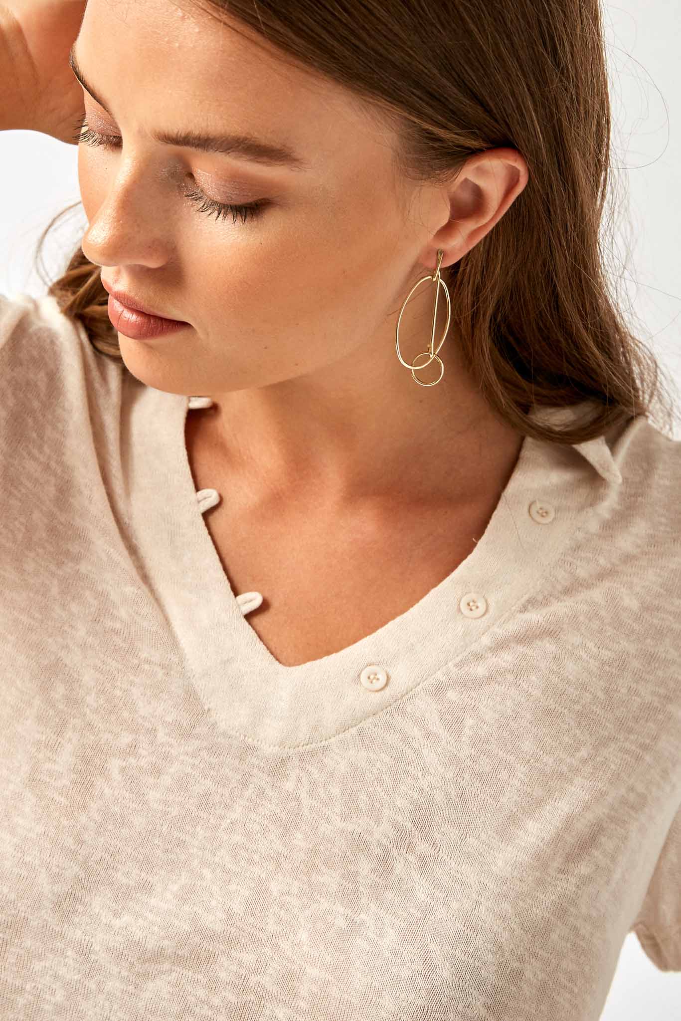 H7274 Eggshell Collared V-Neck Top Detail