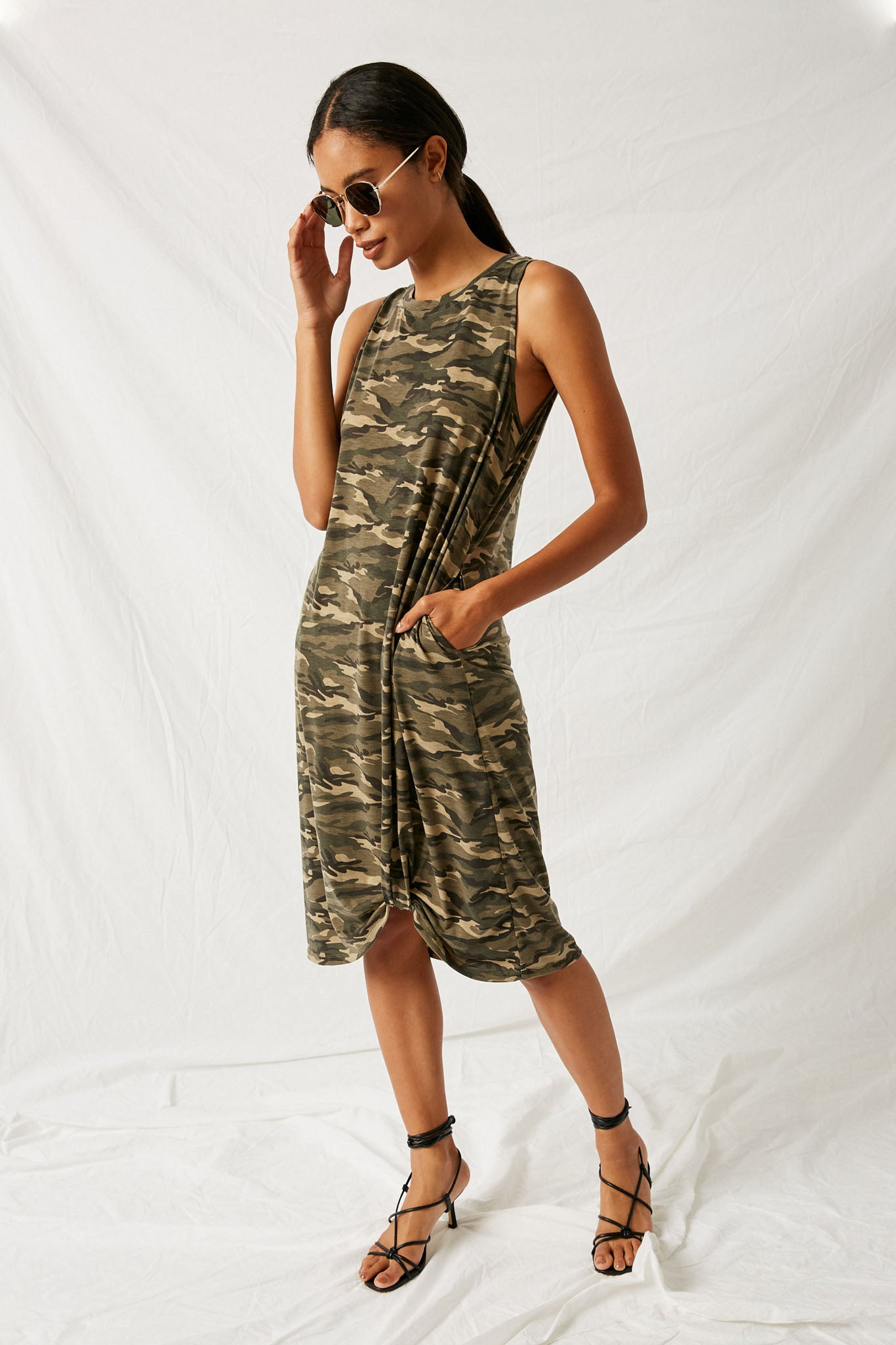 H8269 CAMO Pose