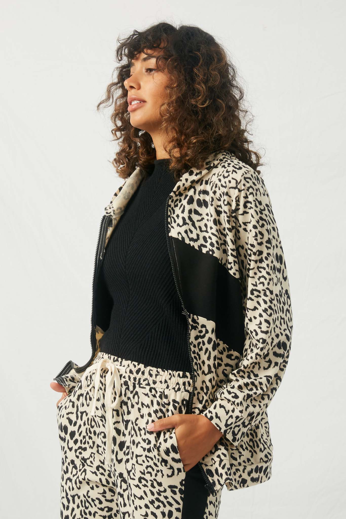 HJ1248 Womens Leopard Contrast Zip-Up Hoodie Side