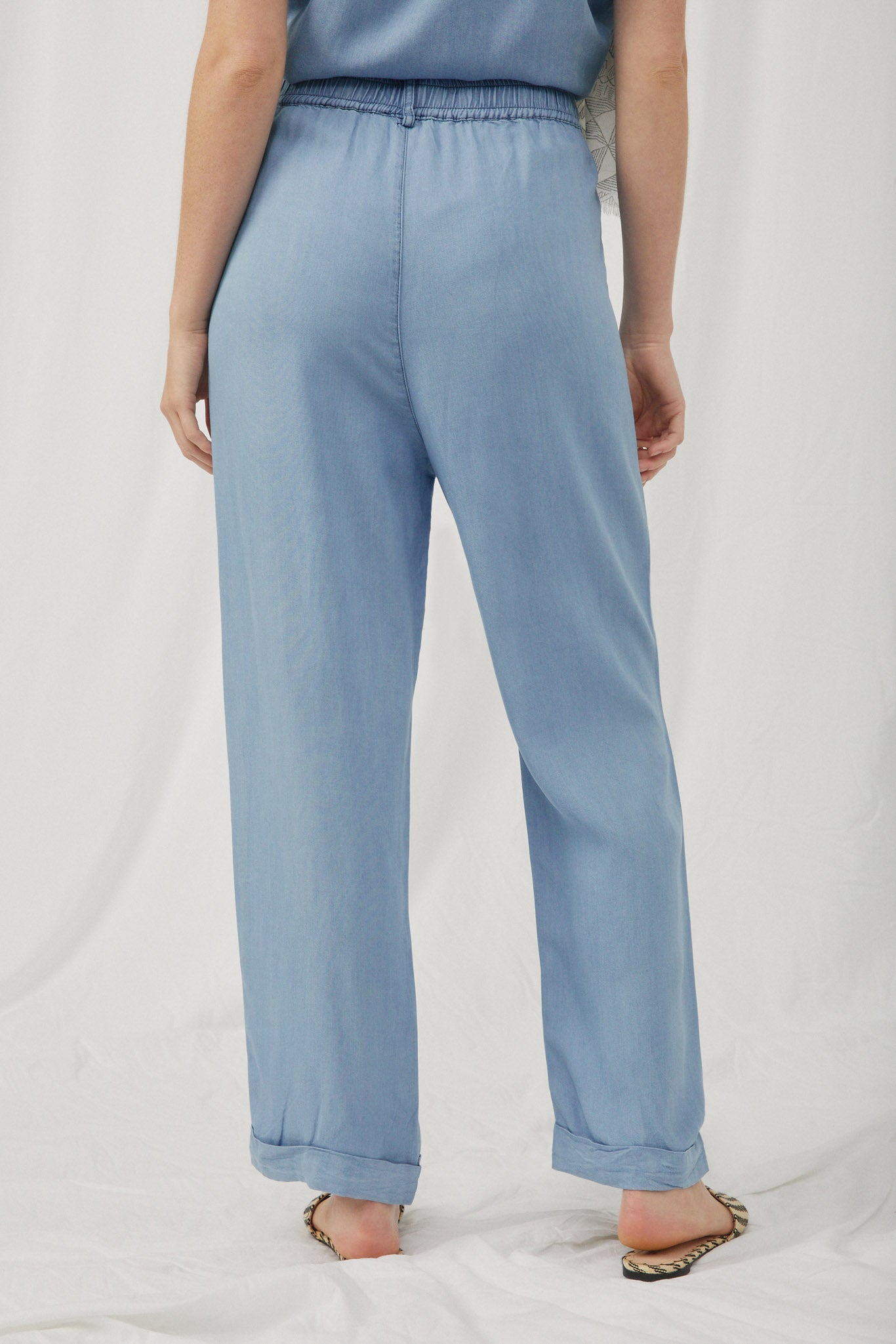 HK1011 Light Denim Womens Washed Tencel Elastic Waist Wideleg Pants Back