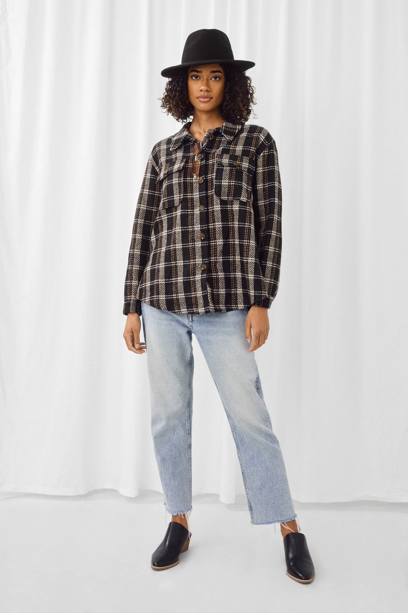 HN4285 Black Womens Heavy Plaid Patch Pocket Shacket Full Body