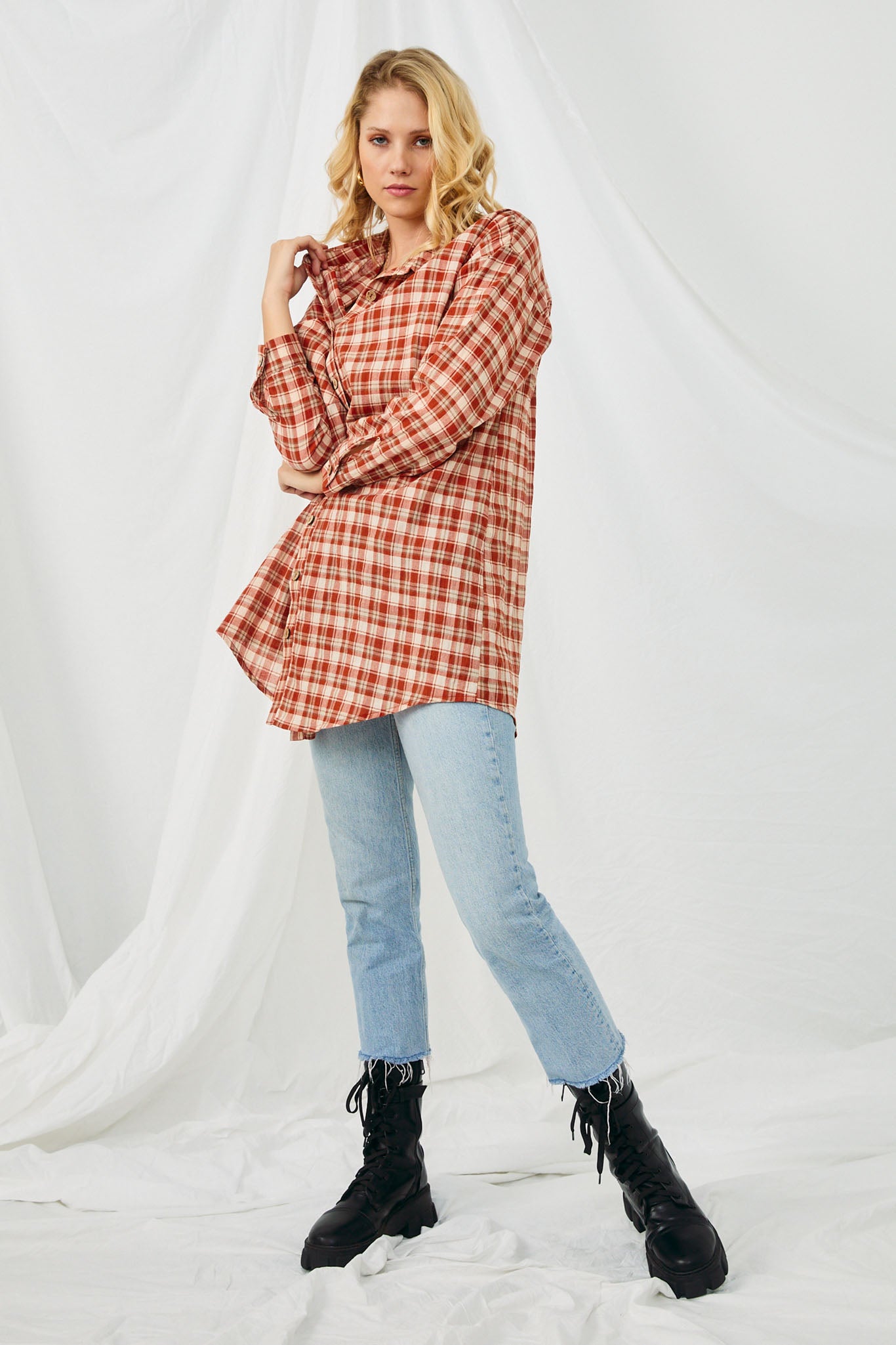 HN4313 RUST Womens Plaid Oversize Pocket Button Up Long Sleeve Shirt Side