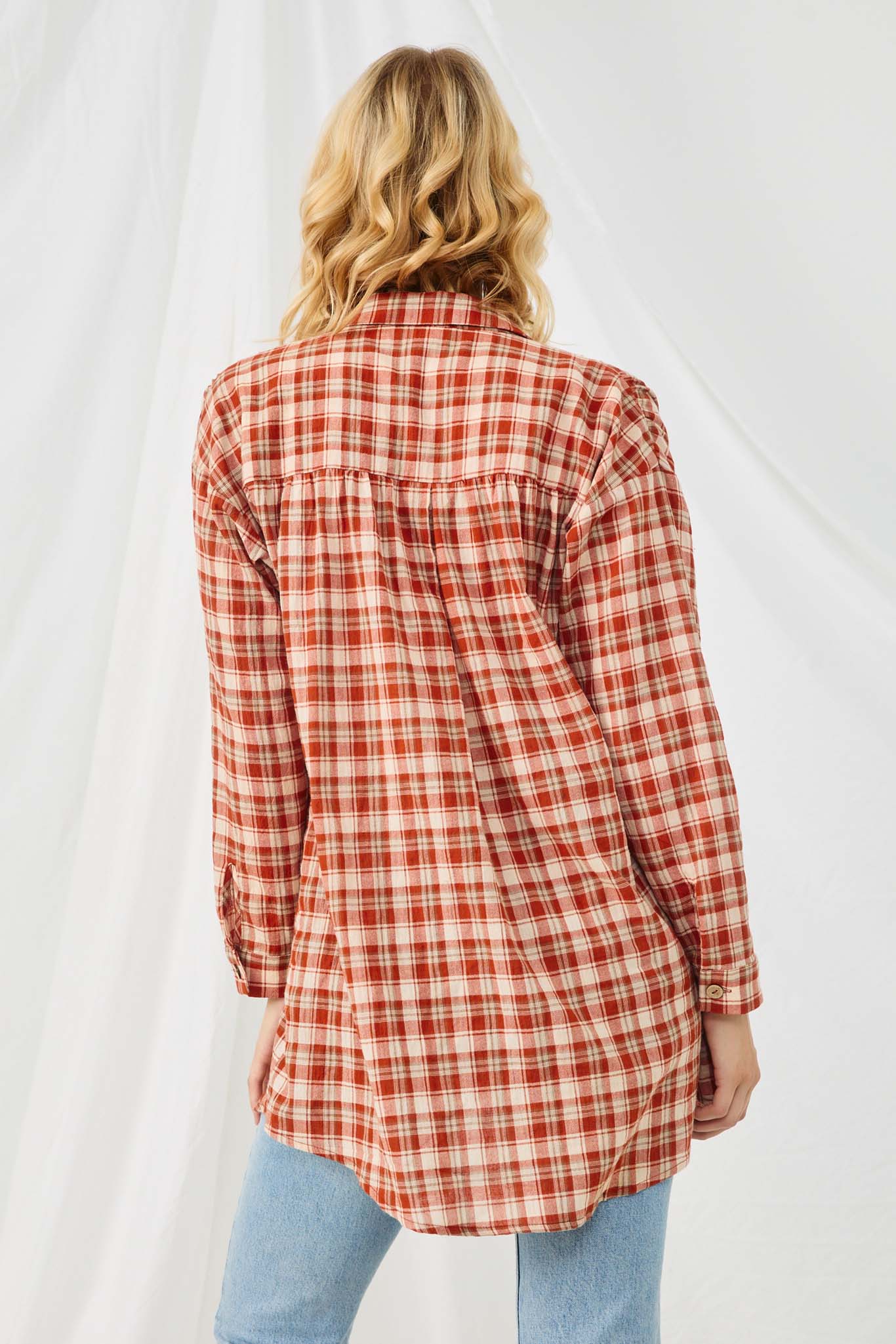 HN4313 RUST Womens Plaid Oversize Pocket Button Up Long Sleeve Shirt Back