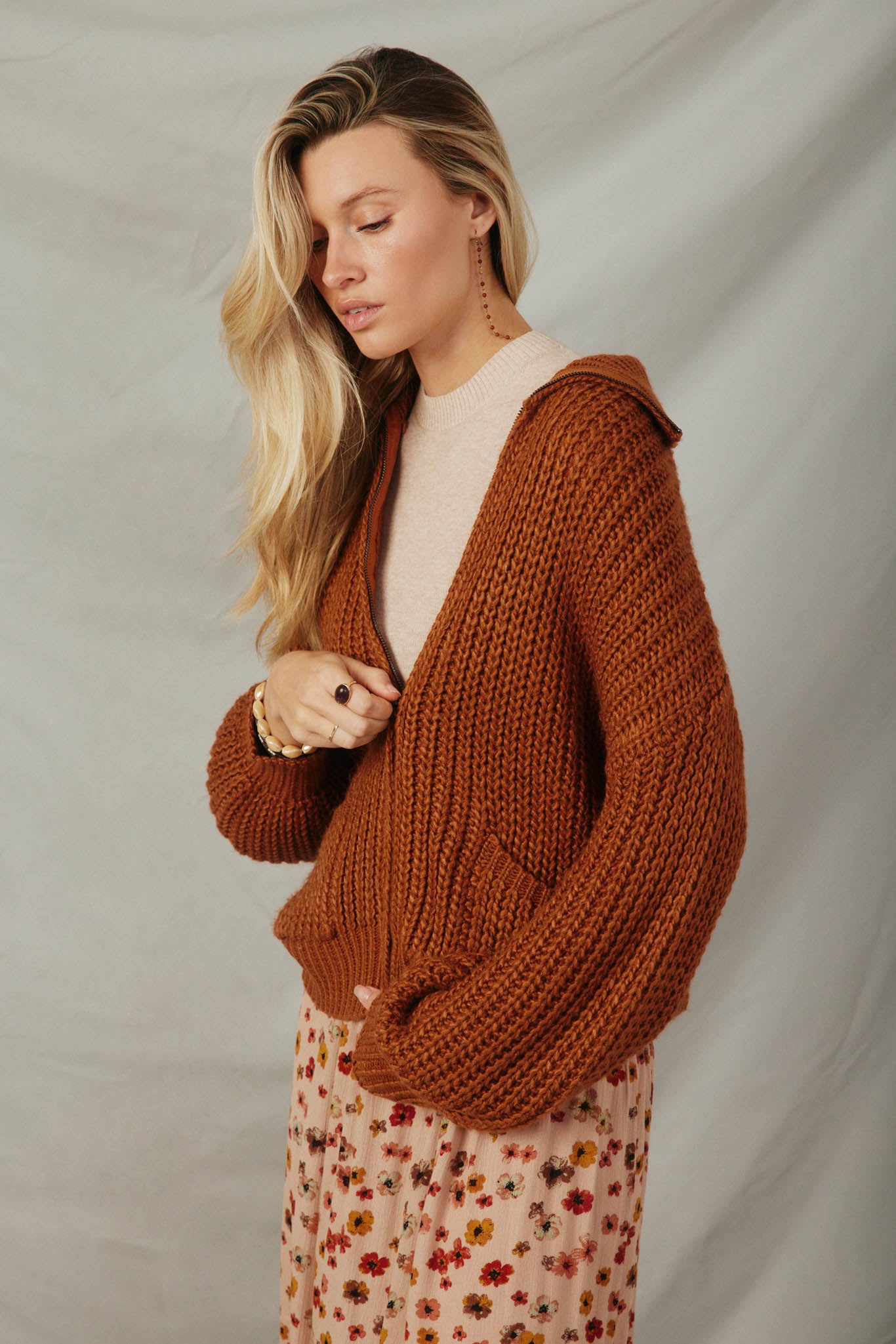 HY6093 Brown Womens Zip Up Collared Puff Sleeve Knit Jacket Detail