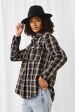 HN4285 Black Womens Heavy Plaid Patch Pocket Shacket Pose